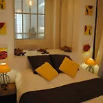 Apartment On Montmartre Street