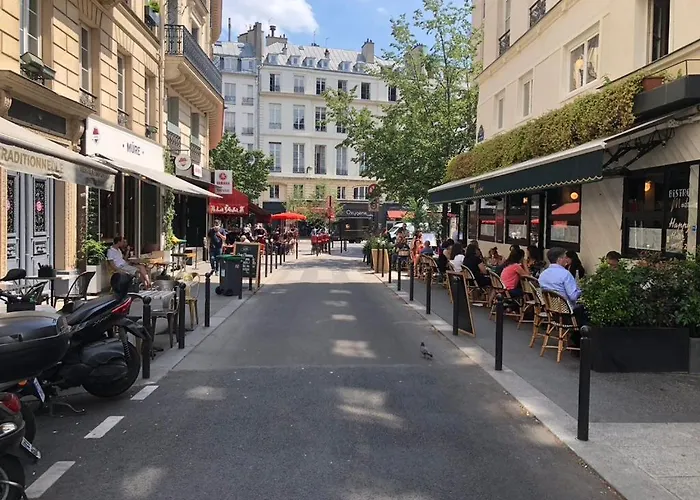 Apartment On Montmartre Street